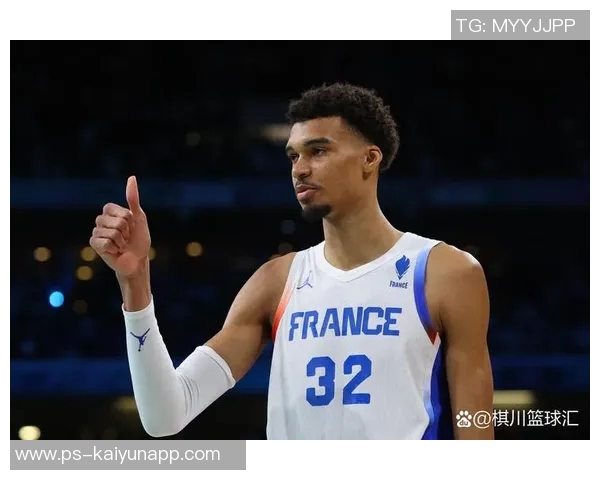 文班亚马高效砍下31分13板却因疑似受伤提前退赛但愿无碍